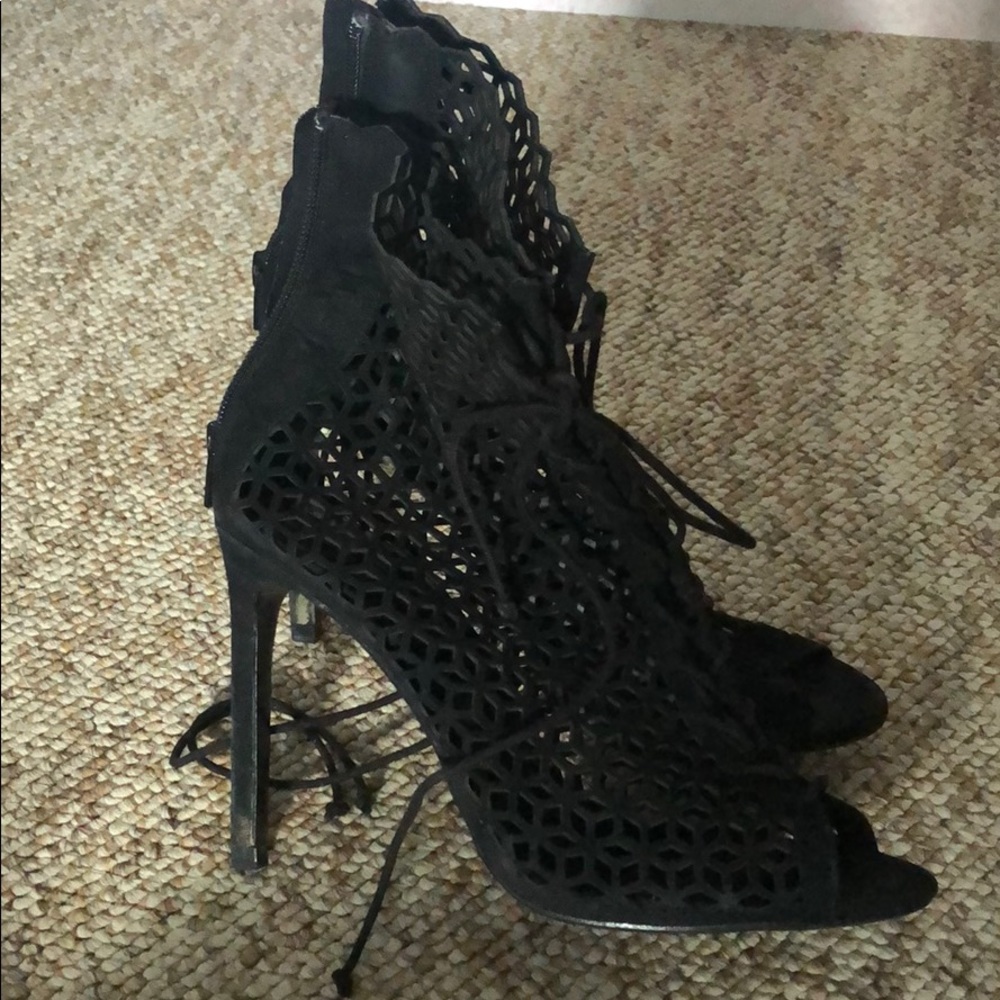 Zara size 8 , gorgeous laser cut lace tie bootie